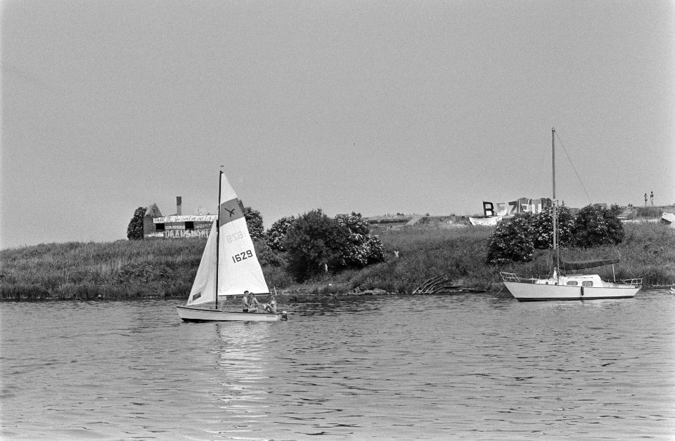Kunstenaars bezetten eiland Pampus i.v.m. beleid regering t.a.v. BKR-regeling D, Bestanddeelnr 934-7240
