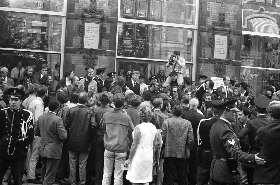 Kunstenaars demonstreren tegen BBK bij het Stedelijk Museum Amsterdam, Bestanddeelnr 922-7743