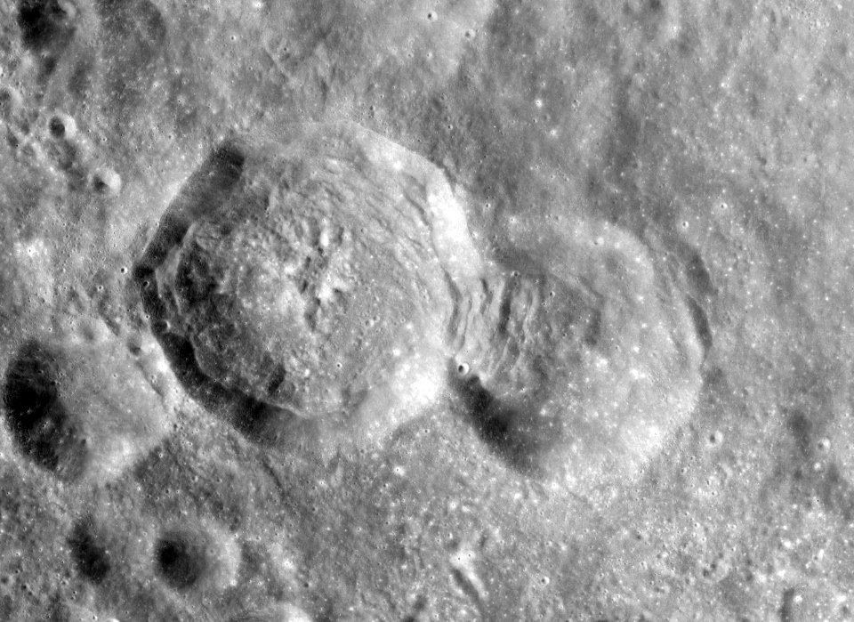 Dobrovolskiy Shirakatsi craters AS17-M-1722