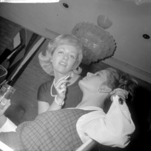 Dochter van Max Factor in ons land Maxime Factor bezig met haar model in Hilton, Bestanddeelnr 915-5204