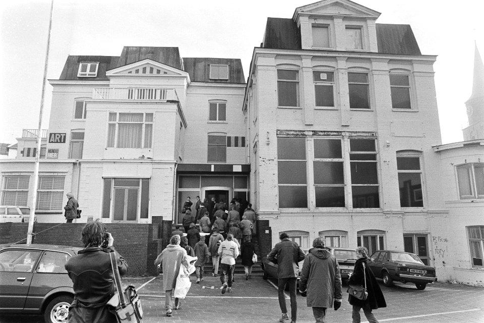 Kunstenaars bezetten een pand van premier Lubbers in Scheveningen de kunstenaar, Bestanddeelnr 932-8155