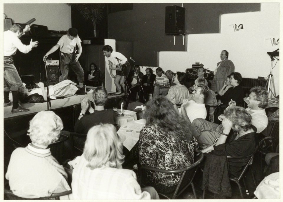 Kunstenaarssociëteit de Haarlemse La, haar eerste bijeenkomst in de oude filmzaal van de Studio. NL-HlmNHA 54031392
