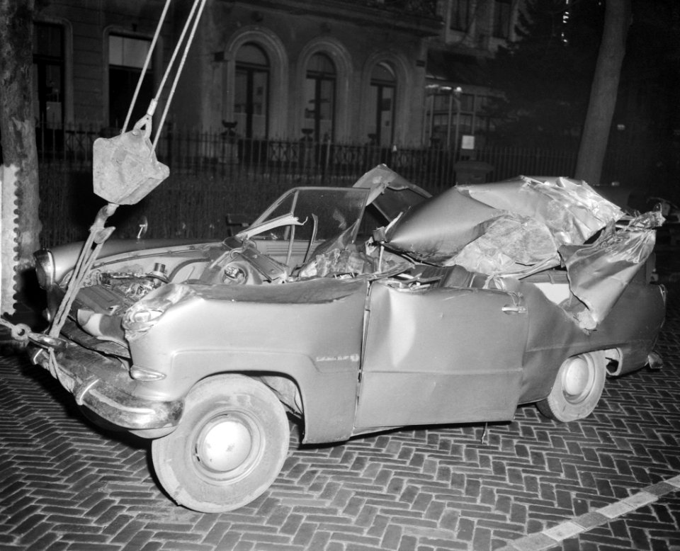 Dodelijk auto-ongeluk te Rotterdam, weg Rotterdam-Utrecht de bestelwagen, Bestanddeelnr 910-9780