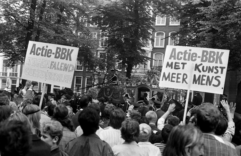 Kunstenaars van de BBK protesteren met borden tegen het cultuurbeleid op Lange V, Bestanddeelnr 922-7970