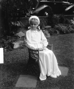 Dochter (Miriam) Mr. Th. Smulders 1e communie, Bestanddeelnr 903-3864