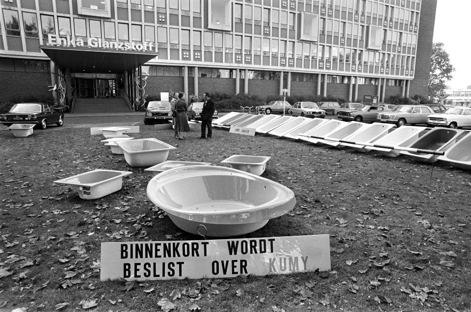 Kumij plaatst badkuipen voor hoofdkantoor Enka in Arnhem, Bestanddeelnr 928-2130