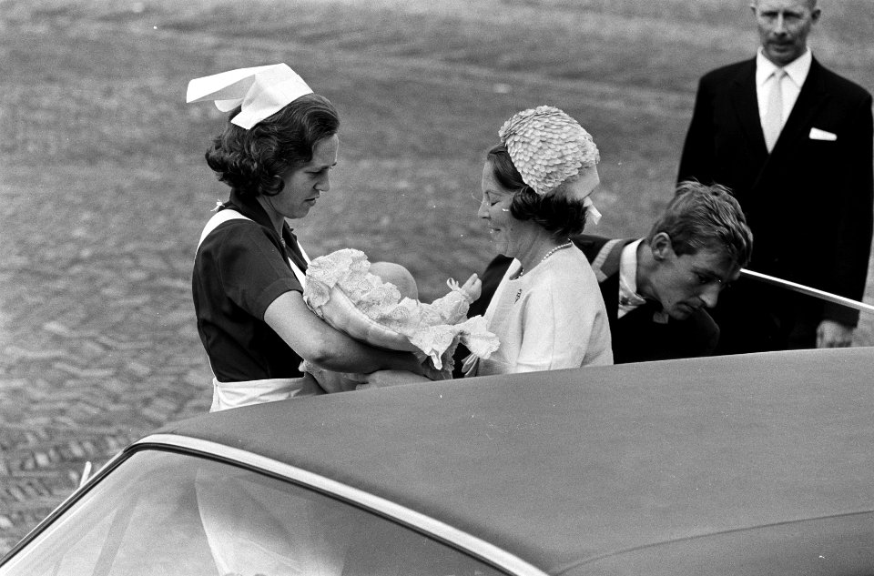 Doop Willem Alexander . Prinses Beatrix met prins Alexander en zuster Swellengre, Bestanddeelnr 920-6627