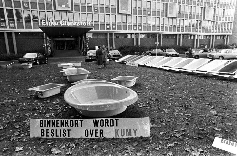Kumij plaatst badkuipen voor hoofdkantoor Enka in Arnhem, Bestanddeelnr 928-2132