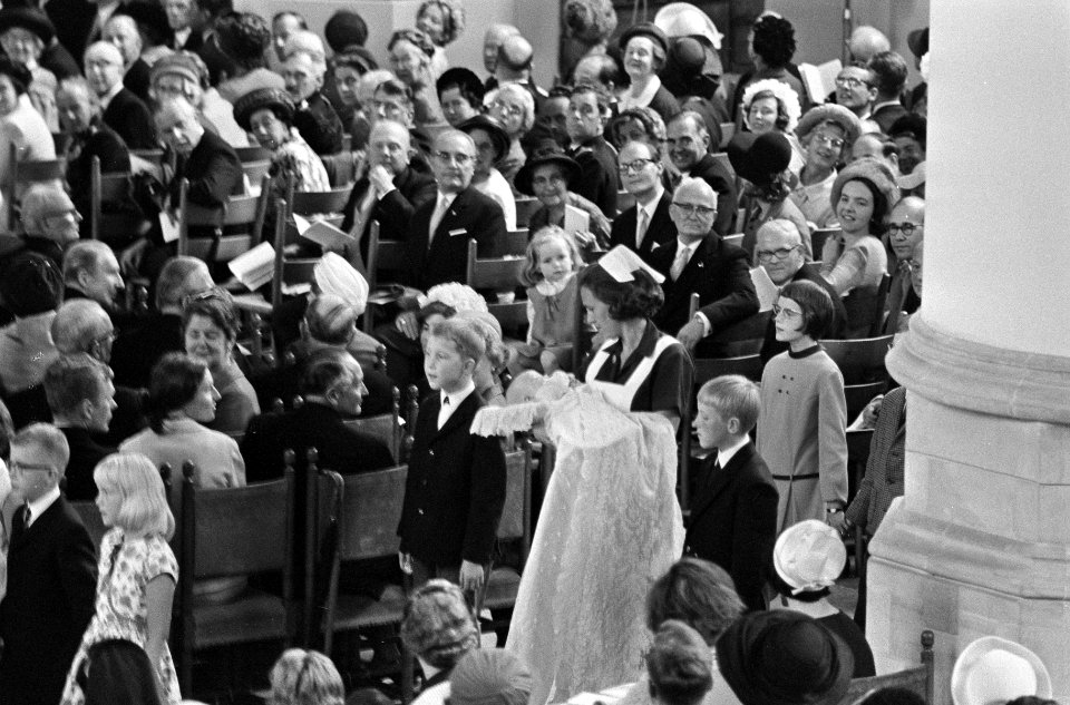 Doop Willem Alexander in Sint Jacobskerk te Den Haag Overzichten, zuster draagt , Bestanddeelnr 920-6662
