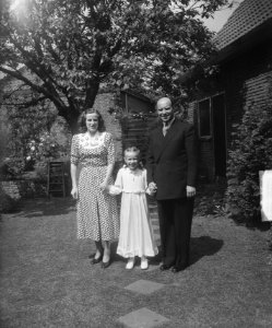 Dochter (Miriam) Mr. Th. Smulders met vader en moeder, Bestanddeelnr 903-3874