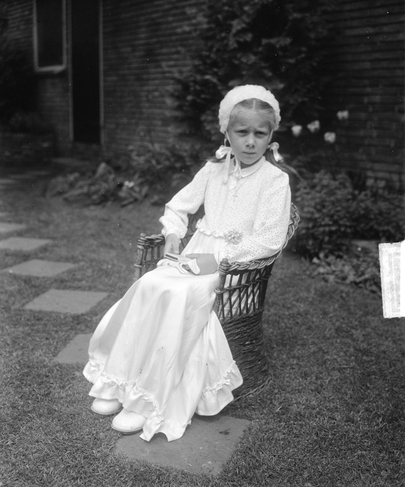 Dochter (Miriam) Mr. Th. Smulders 1e communie, Bestanddeelnr 903-3865
