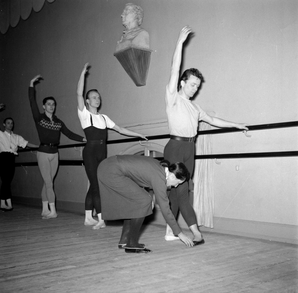 Docent corrigeert de stand van de voet van een balletdanser, Bestanddeelnr 252-9195