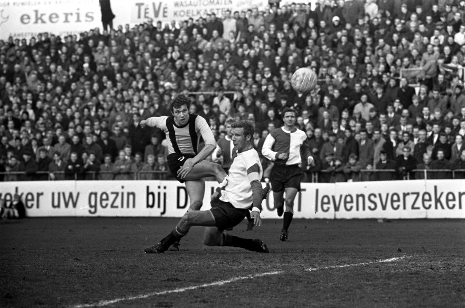 DOS tegen Feyenoord 2-0. Leo van der Veen in duel met Hans Kraay, Bestanddeelnr 921-1719