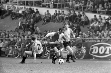 DOS tegen Feijenoord 3-0 Coen Moulijn wordt met arm tegengehouden, Bestanddeelnr 922-3446