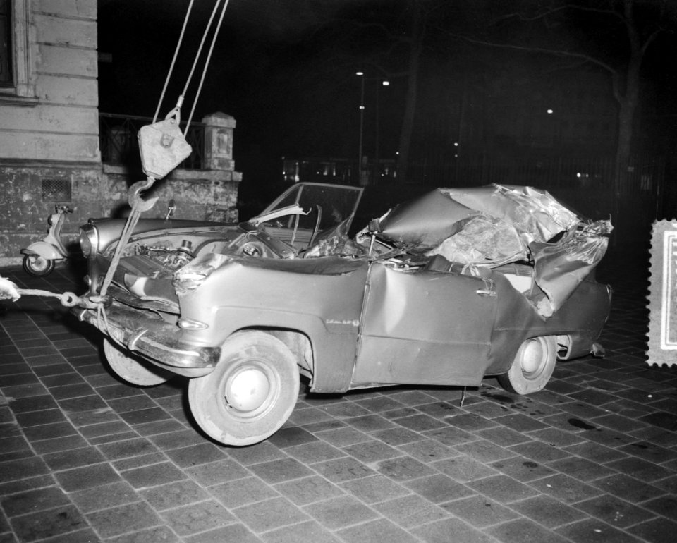Dodelijk auto-ongeluk te Rotterdam, weg Rotterdam-Utrecht de bestelwagen, Bestanddeelnr 910-9781
