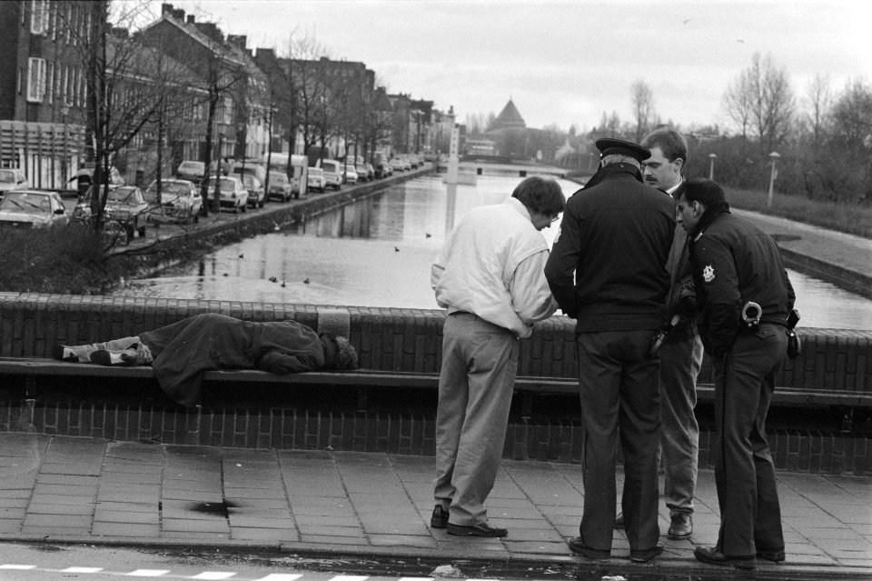 Dode op bankje in Wibautstraat, Bestanddeelnr 934-1759