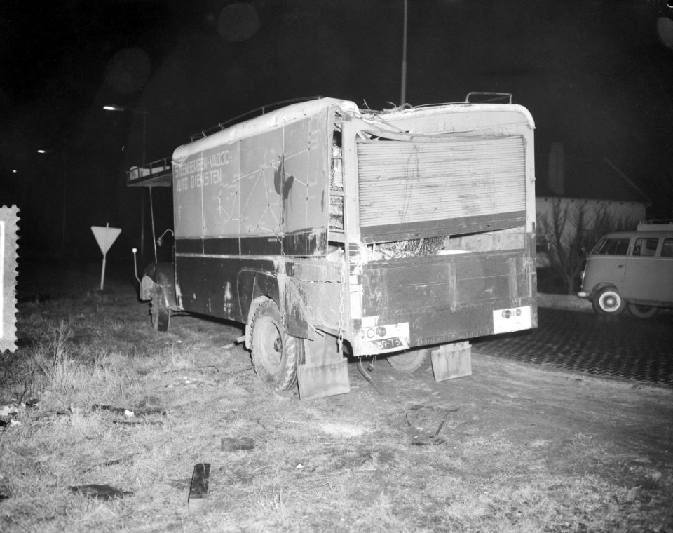 Dodelijk auto-ongeluk te Rotterdam, weg Rotterdam-Utrecht de vrachtwagen, Bestanddeelnr 910-9779