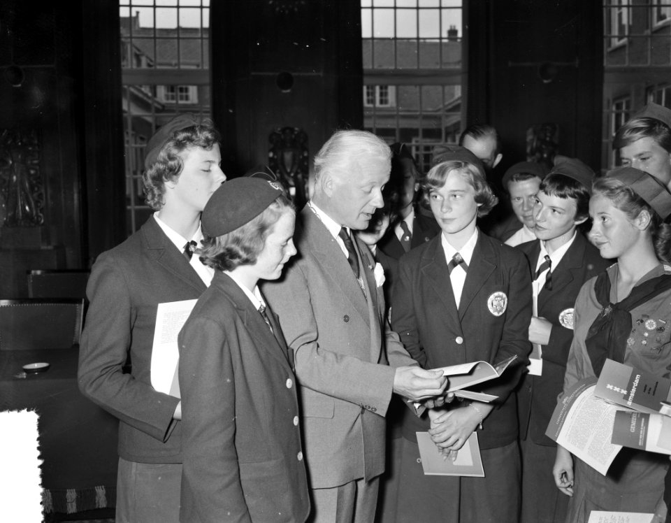 Dochter van Nederlandse ambassadeur in VS Van Royen en Amerikaans padvindsters b, Bestanddeelnr 907-2164
