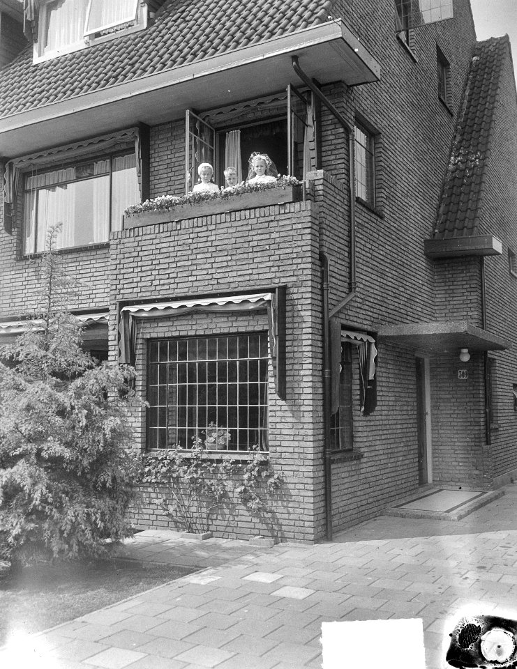 Dochter (Miriam) Mr. Th. Smulders op balkon, Bestanddeelnr 903-3866