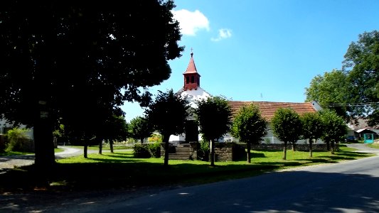 DOBROTICE - Kaplička a stromy