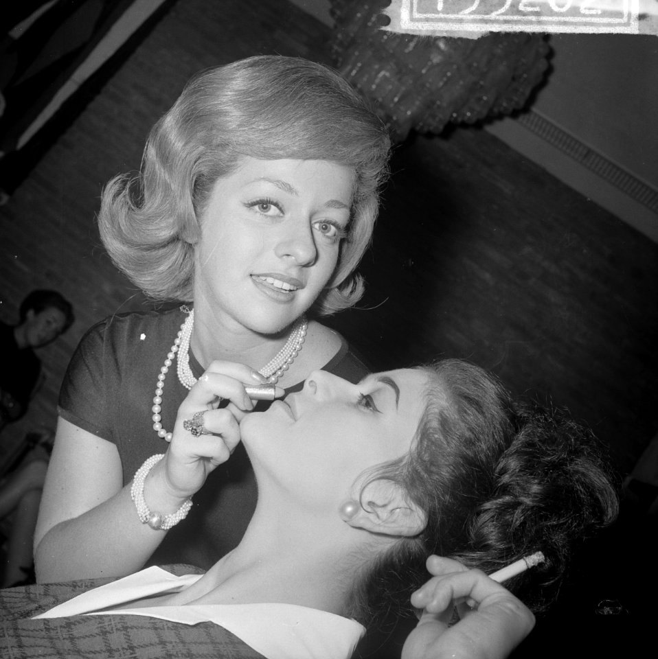 Dochter van Max Factor in ons land Maxime Factor bezig met haar model in Hilton, Bestanddeelnr 915-5202