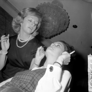 Dochter van Max Factor in ons land Maxime Factor bezig met haar model in Hilton, Bestanddeelnr 915-5203