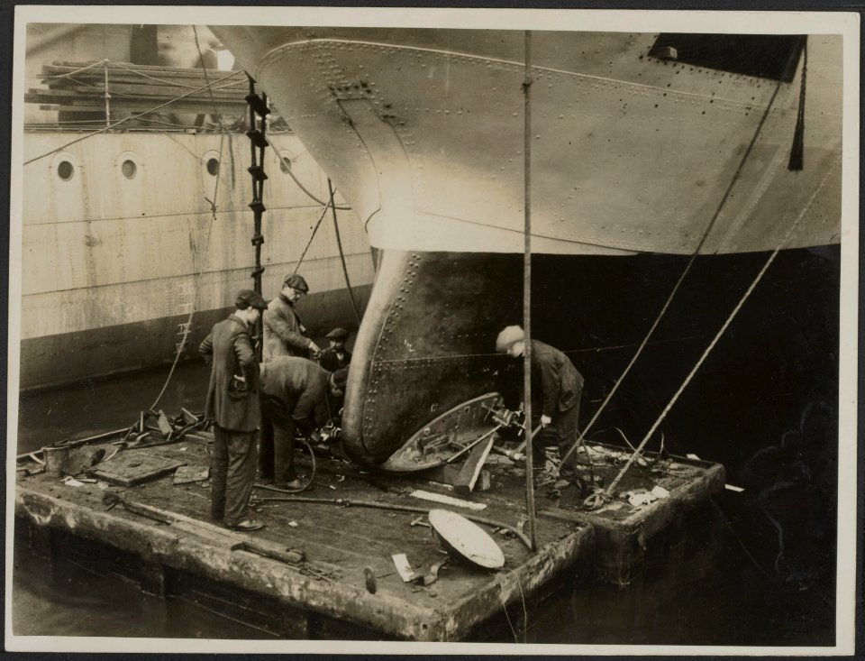 Dockyard men at work on the stern of a destroyer, Bestanddeelnr 158-2643