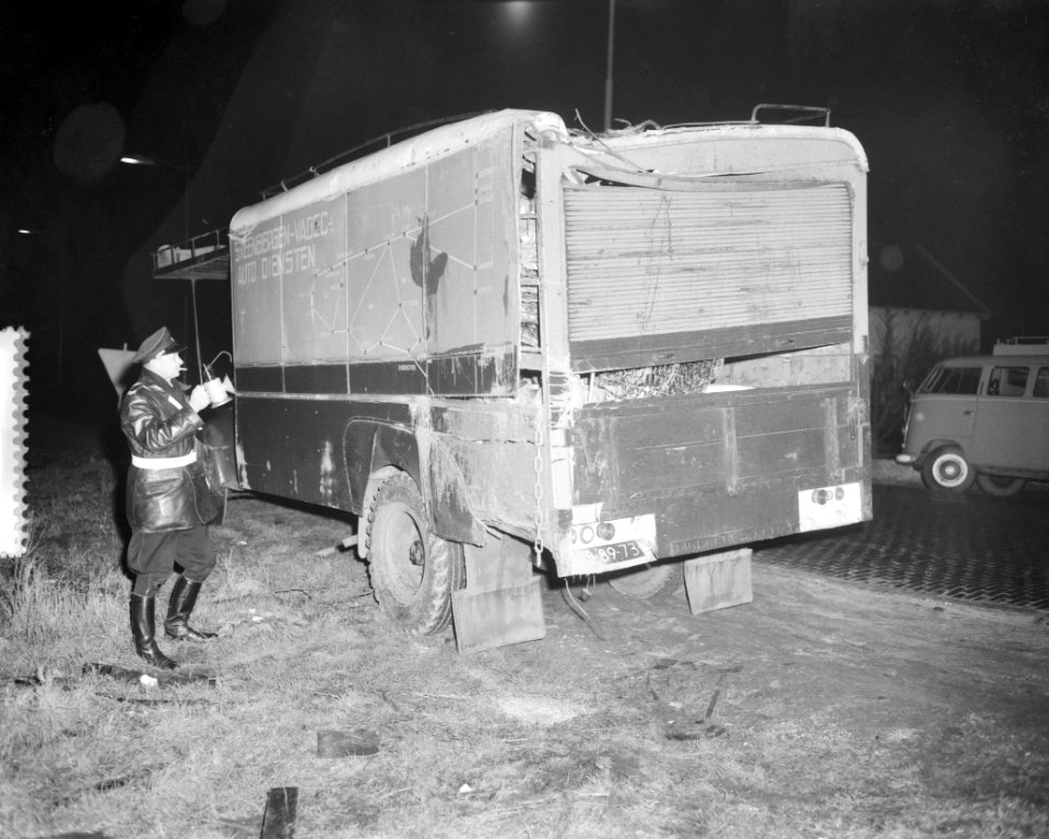 Dodelijk auto-ongeluk te Rotterdam, weg Rotterdam-Utrecht de vrachtwagen, Bestanddeelnr 910-9778