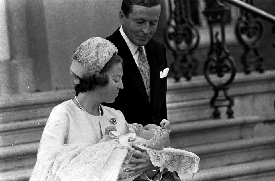 Doop Willem Alexander . Prinses Beatrix met op armen prins Willem Alexander en e, Bestanddeelnr 920-6611