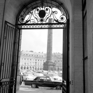 Doorkijkje naar de Colonne Vendôme, de triomfzuil op het Place Vendôme, Bestanddeelnr 254-0321