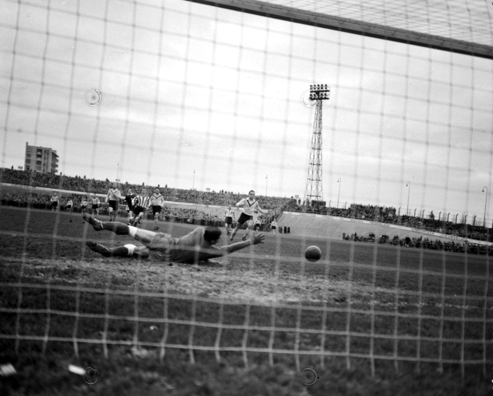 DOS tegen PSV 1-2, Keeper De Munck in actie, Bestanddeelnr 911-8675