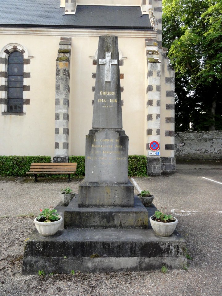 Douillet (Sarthe) monument aux morts