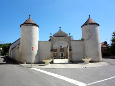 Doulaincourt, château de Montrol, tours d'entrée (01)
