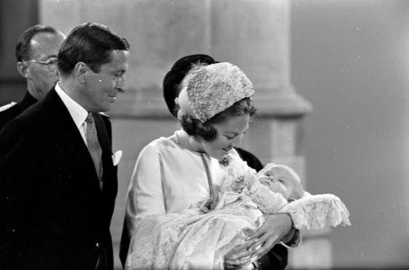 Doop Willem Alexander in Sint Jacobskerk . Prinses Beatrix en prins Claus kijken, Bestanddeelnr 920-6645