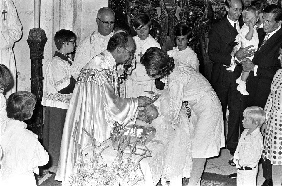 Doop Prinses Maria Carolina Christina in Lignieres (dochter Irene), tijdens doop, Bestanddeelnr 927-4393