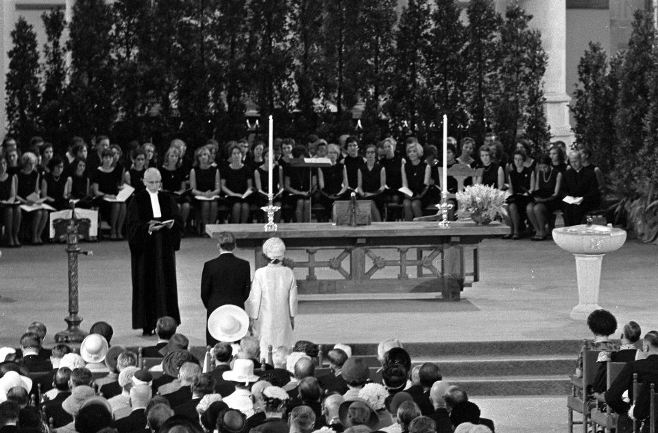 Doop Willem Alexander in Sint Jacobskerk . Dominee Kater vraagt ouders hun kind , Bestanddeelnr 920-6640