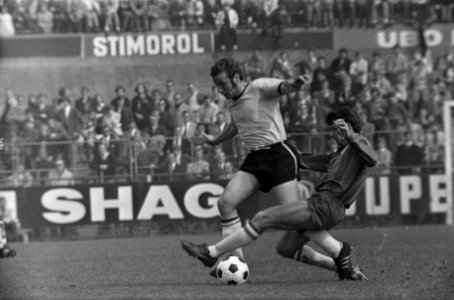 DOS tegen Haarlem 2-1 Peys (Haarlem) in duel met Van Renswouw (links), Bestanddeelnr 923-4925