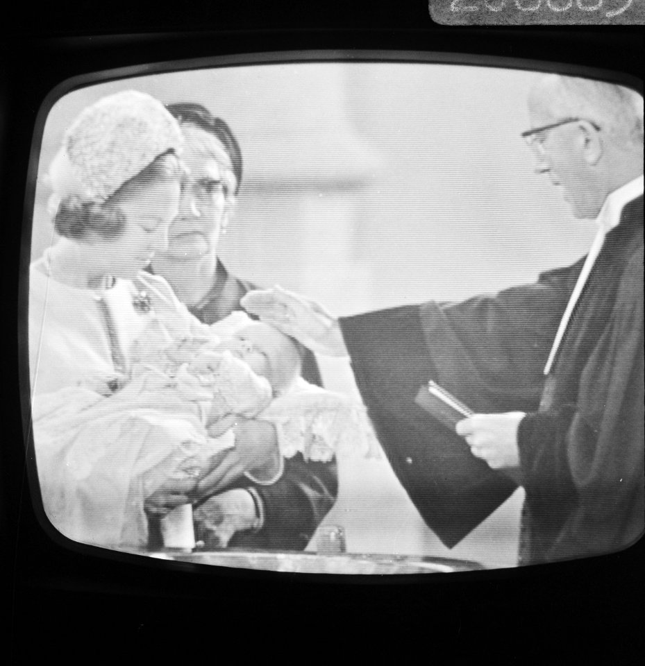 Doop Willem Alexander van TV af, Bestanddeelnr 920-6683