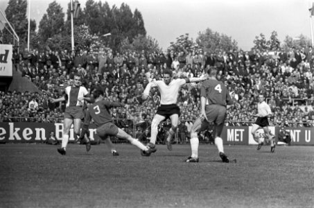 DOS tegen Elinkwijk 2-0, Tonny van der Linden (midden) duel met v.l.n.r. Blauw, , Bestanddeelnr 919-1695