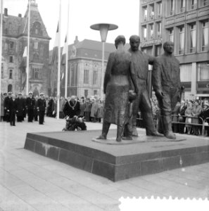 Dodenherdenking te Rotterdam, burgemeester Van Walsum legt een krans bij het mon, Bestanddeelnr 911-2139