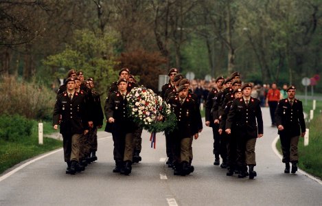 Dodenherdenking op de Zeeweg. Aangekocht in 1998 van United Photos de Boer bv. - Negatiefnummer 44147 k 18. - Gepubliceerd in het Haarlems Dagblad dd 05-05-1997. Identificatienummer 54-037350