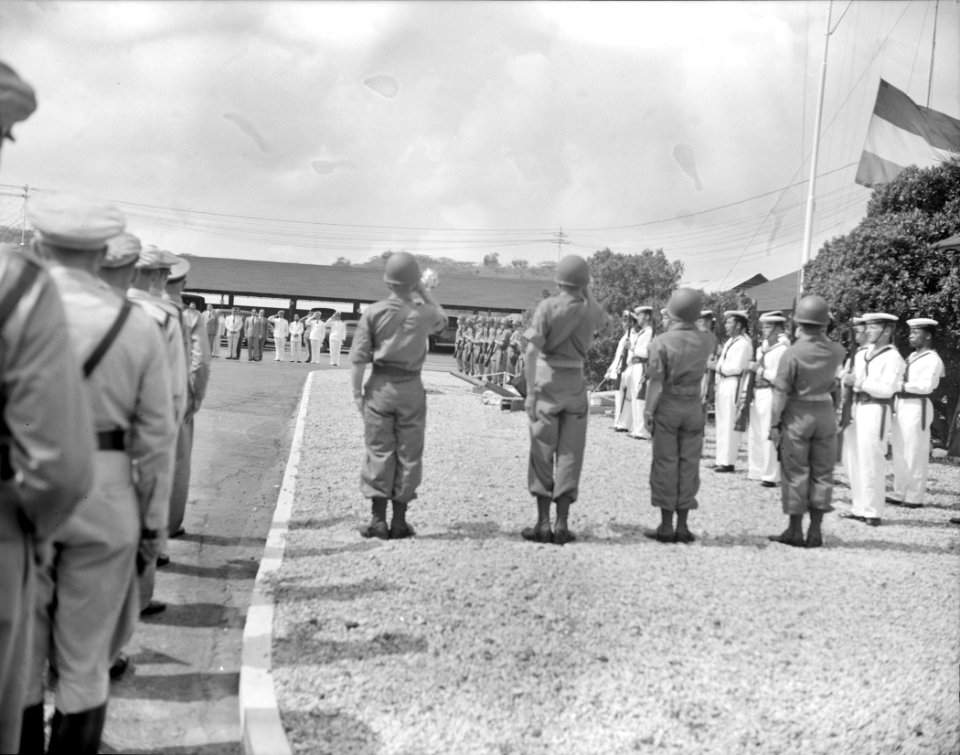 Dodenherdenking op Marinebasis Parera te Willemstad op Curacao. Gouverneur Mr. A, Bestanddeelnr 905-7103