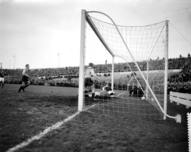 DOS tegen SC Enschede 2-3. v.l.n.r. Kraay (DOS, rugnummer 5), De Munck (DOS) en , Bestanddeelnr 910-0709