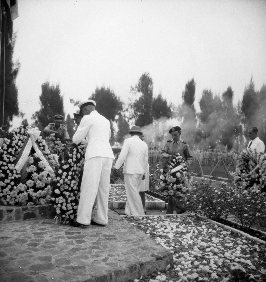 Dodenherdenking op Ereveld Kemban Koening kransen worden gelegd, o.a. door een , Bestanddeelnr 15571