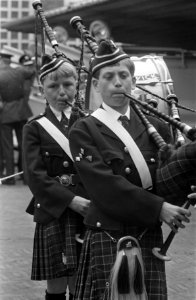 Doedelzakband uit Hawick (Schotland) gaf demonstratie op binnenplaats HB, Bestanddeelnr 921-5289