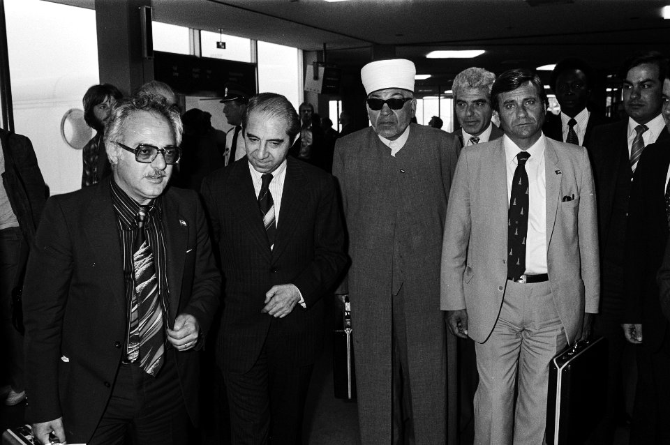Door Israel uitgewezen Palestijnse burgemeesters (oa van Hebron) op Schiphol, Bestanddeelnr 930-8848