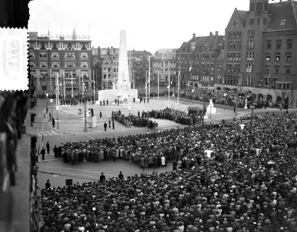 Dodenherdenking Oosterbegraafplaats Amsterdam. Op Dam bij Nationaal Monument, Bestanddeelnr 907-7425