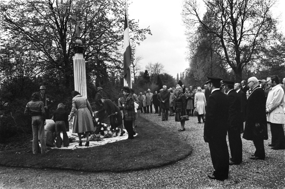 Dodenherdenking Nieuwe Oosterbegraafplaats in Amsterdam burgemeester Samkalden l, Bestanddeelnr 928-5580