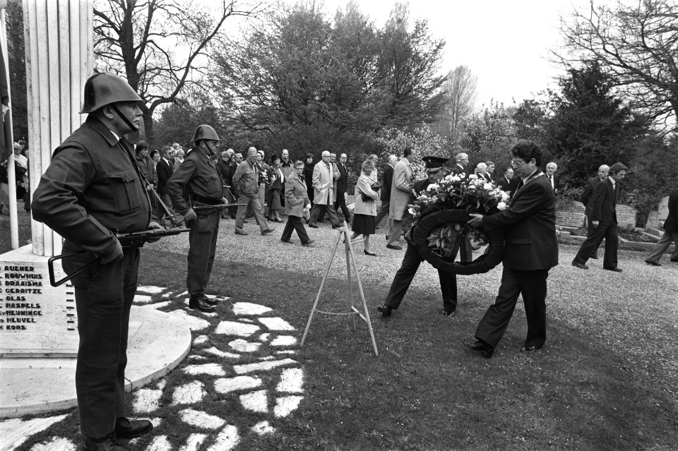 Dodenherdenking 1984 burgemeester Van Thijn legt krans bij monument voor oorlog, Bestanddeelnr 932-9566