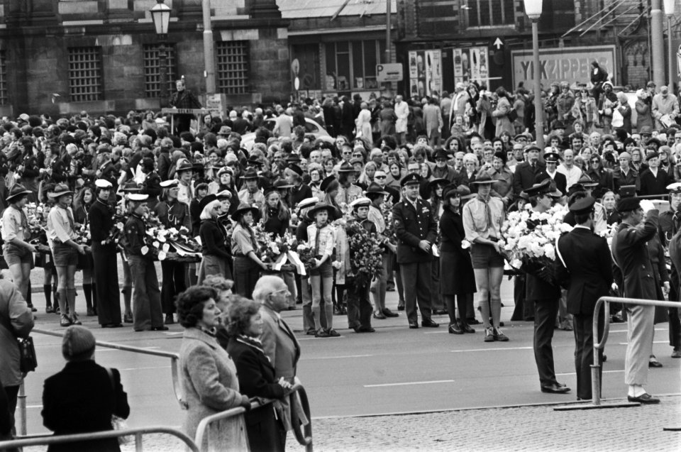 Dodenherdenking op Dam in Amsterdam moment tijdens plechtigheid (rijtje medaill, Bestanddeelnr 928-5586